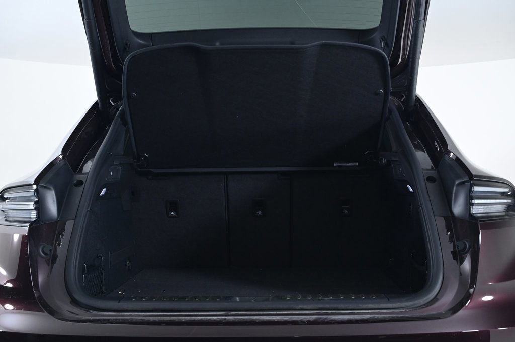 Certified 2025 Porsche Macan Electric image 27