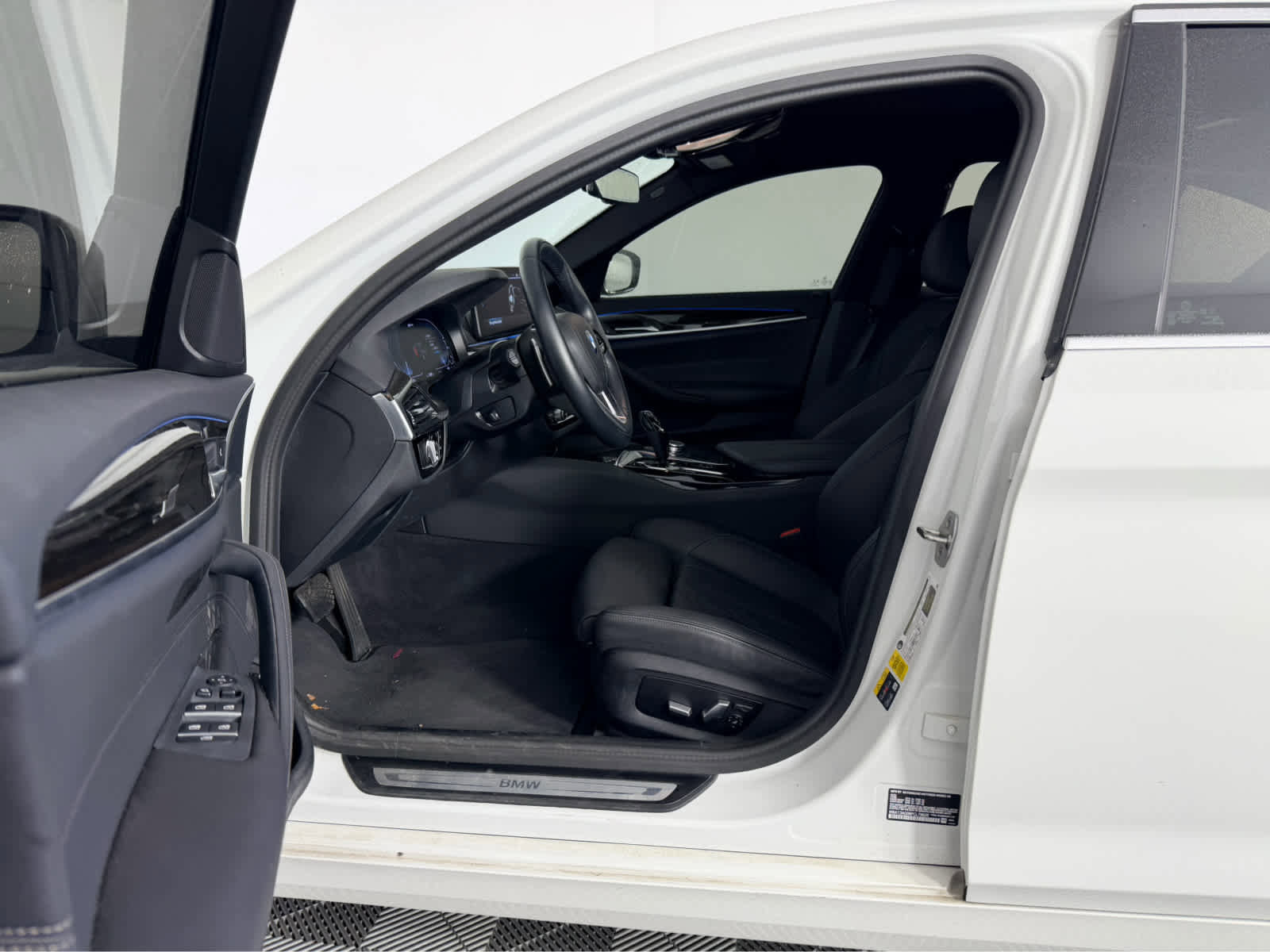 Used 2023 BMW 530e w/ Convenience Package image 10