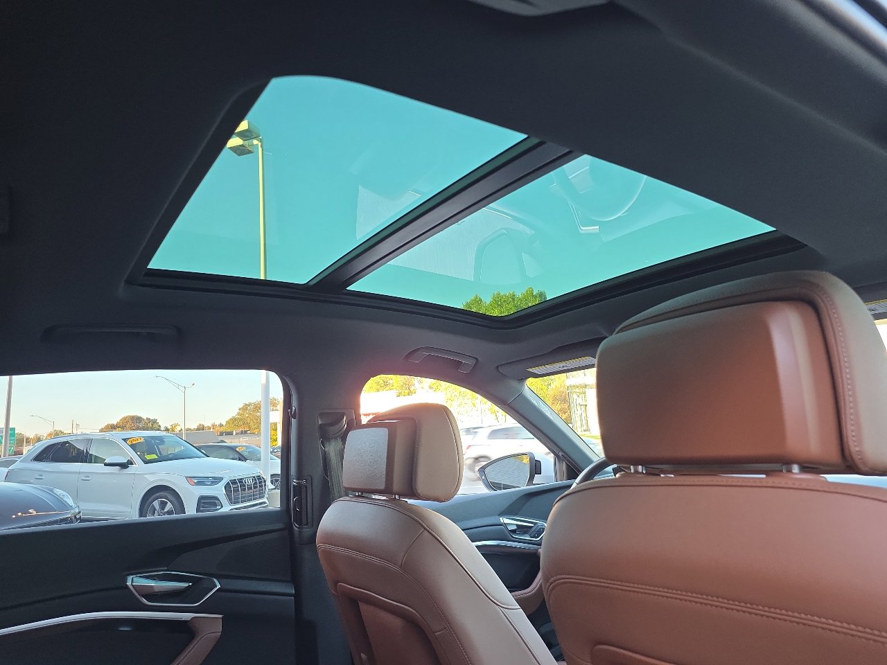 Used 2024 Audi Q8 e-tron Premium Plus w/ Premium Plus Package image 55