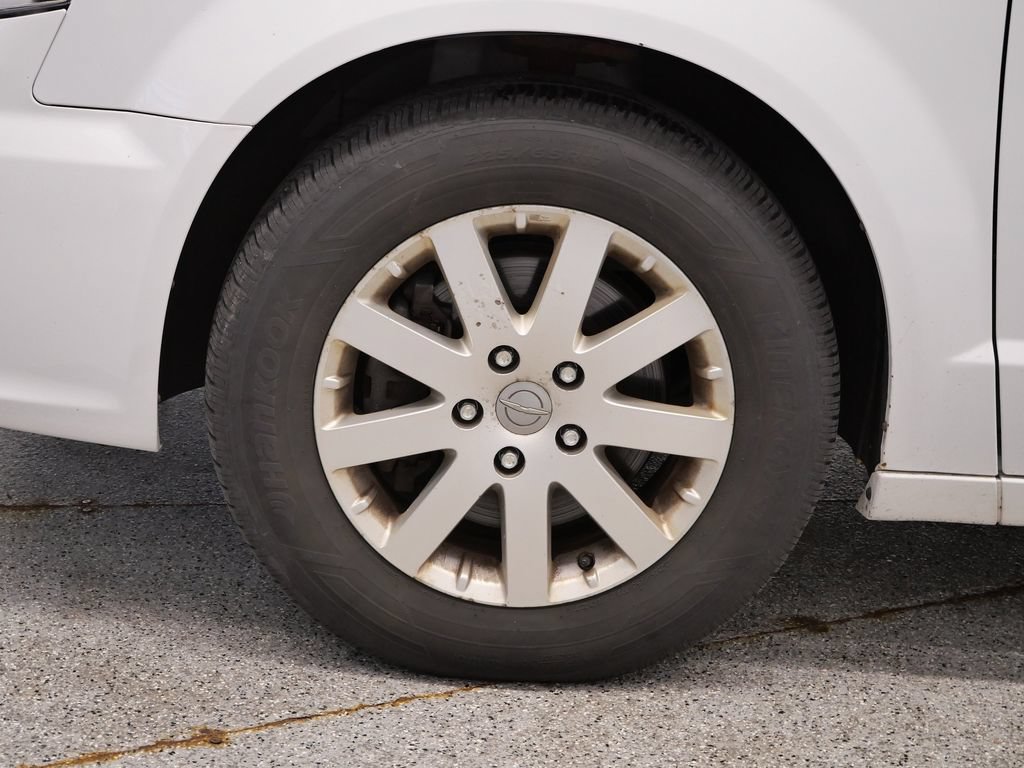 Used 2014 Chrysler Town & Country Touring FWD image 9