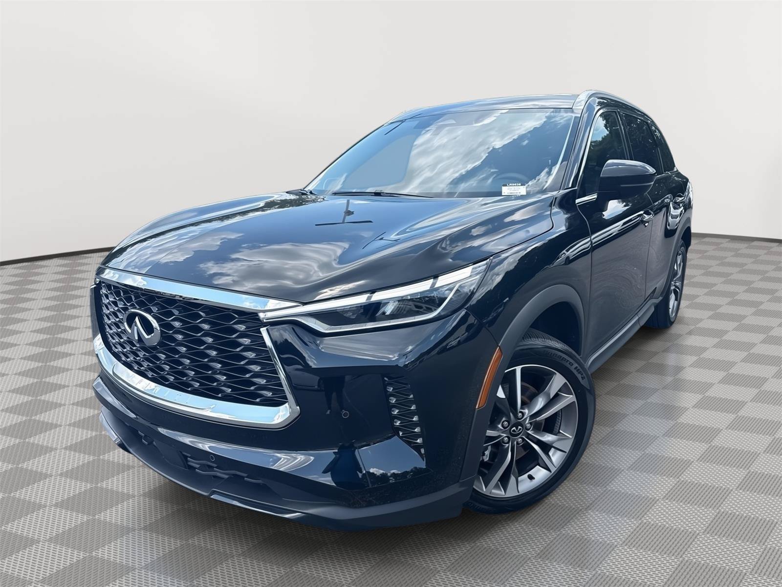 Used 2025 INFINITI QX60 Luxe w/ Cargo Package FWD image 2