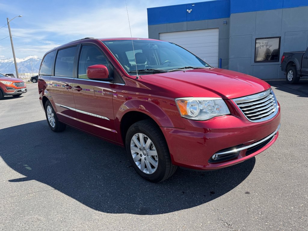 Used 2015 Chrysler Town & Country Touring FWD image 1