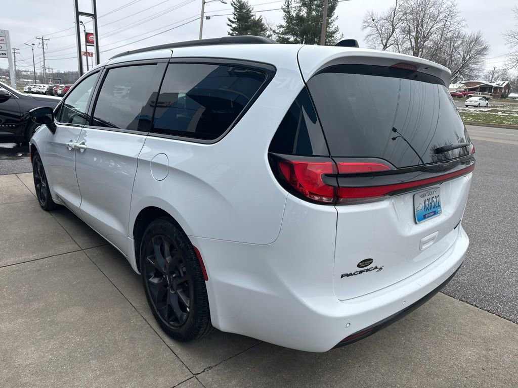 Used 2025 Chrysler Pacifica Limited image 7