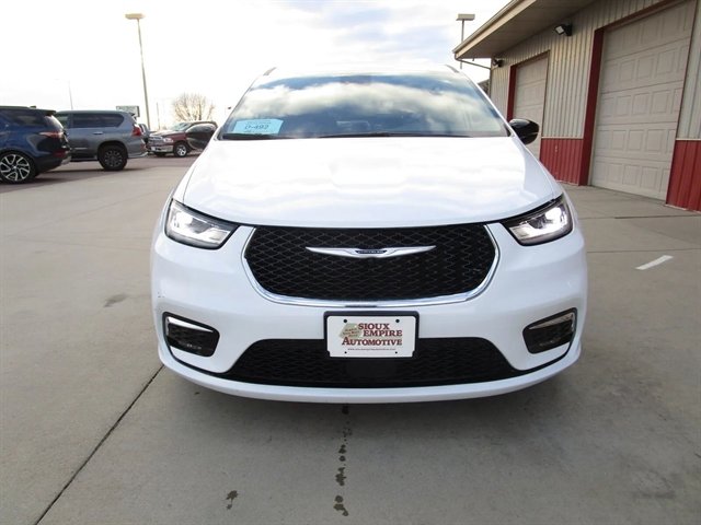 Used 2024 Chrysler Pacifica Touring-L image 4