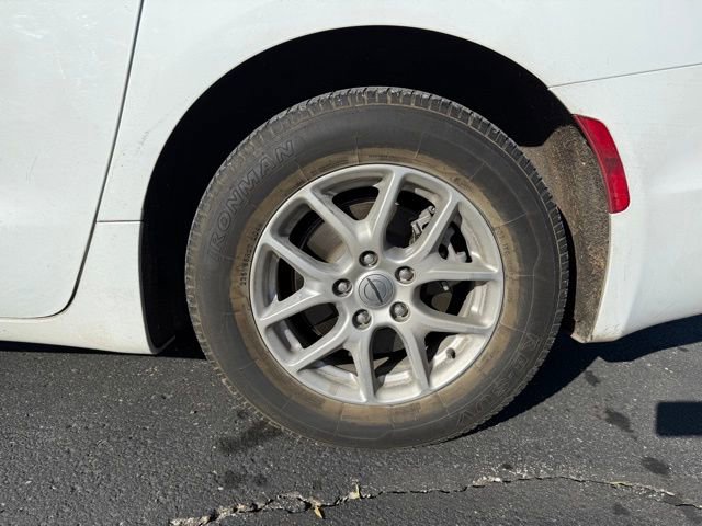 Used 2022 Chrysler Pacifica Touring-L image 6