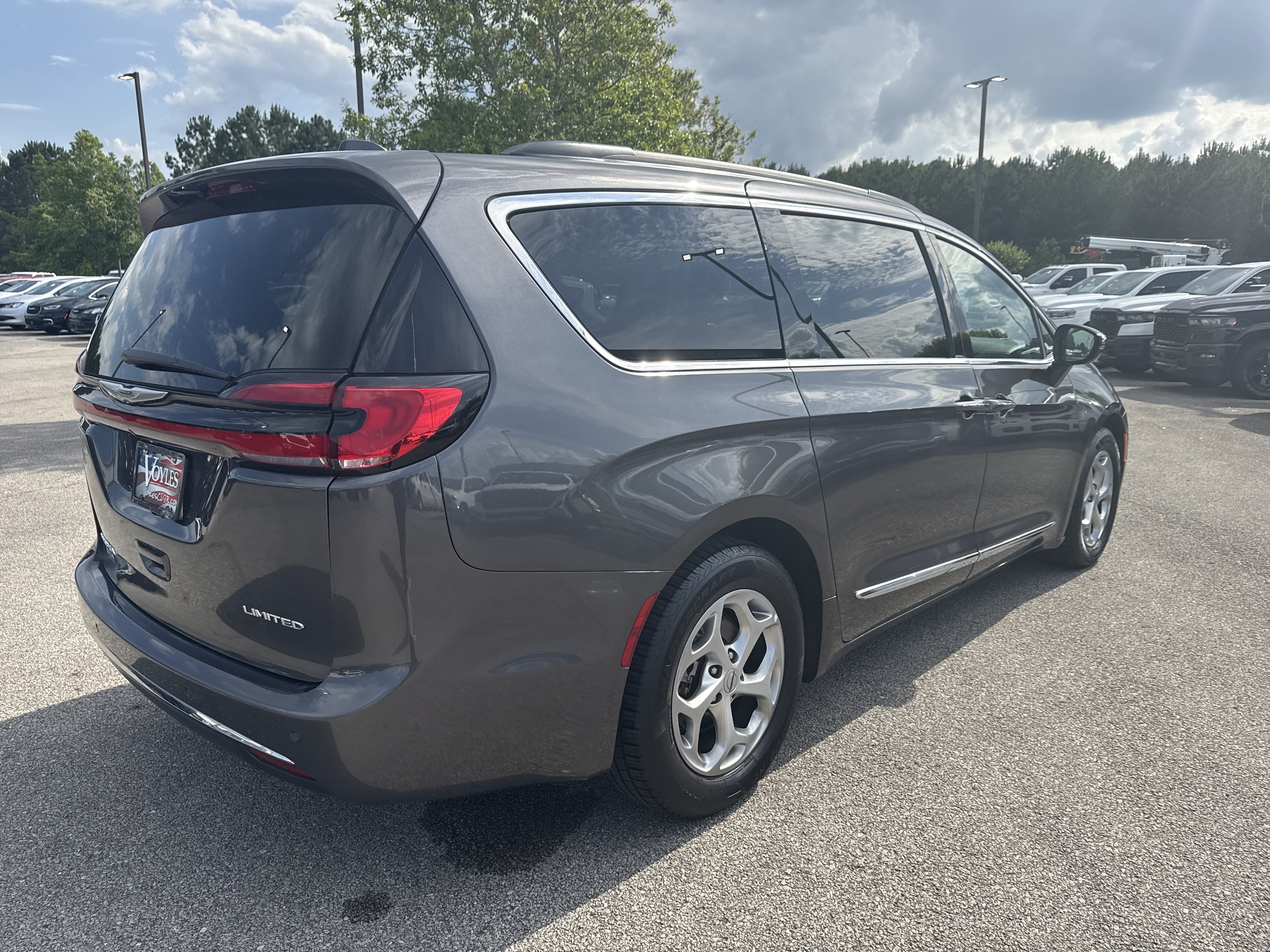 Used 2023 Chrysler Pacifica Limited FWD image 7