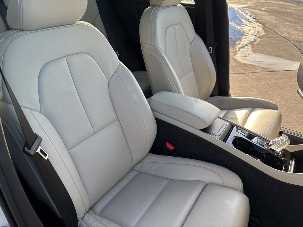 Certified 2023 Volvo XC40 B5 Plus w/ Protection Package Premier image 35