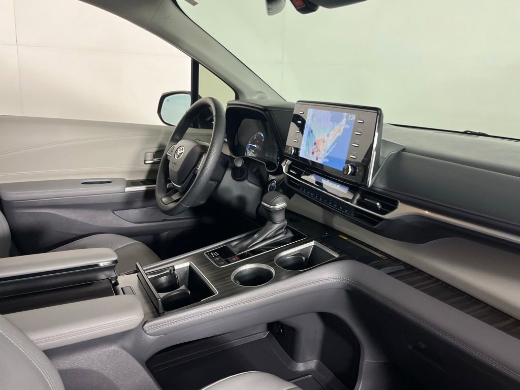 Used 2024 Toyota Sienna Limited image 27