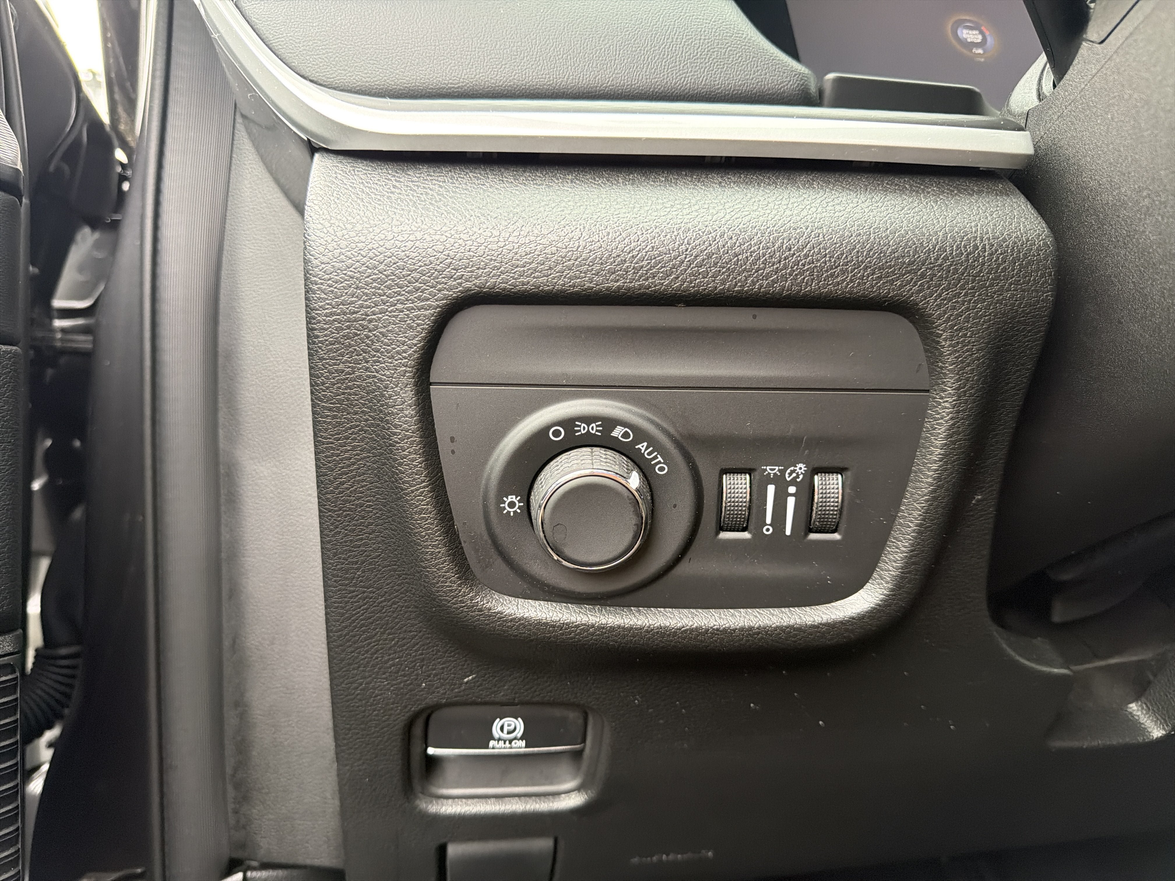 Used 2023 Jeep Grand Cherokee Laredo AWD/4WD image 16