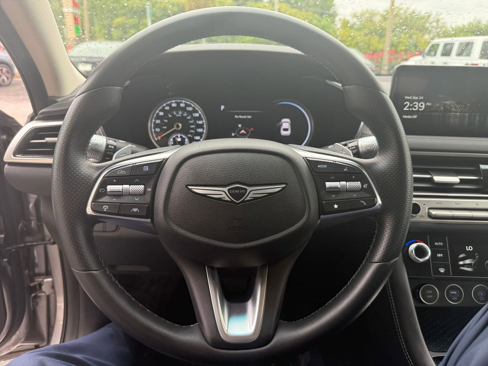 Used 2025 Genesis G70 2.5T image 28