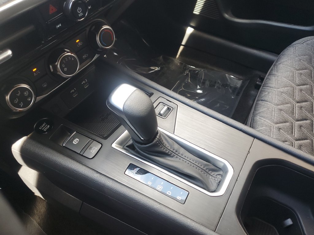 Certified 2025 Nissan Kicks SV FWD image 29