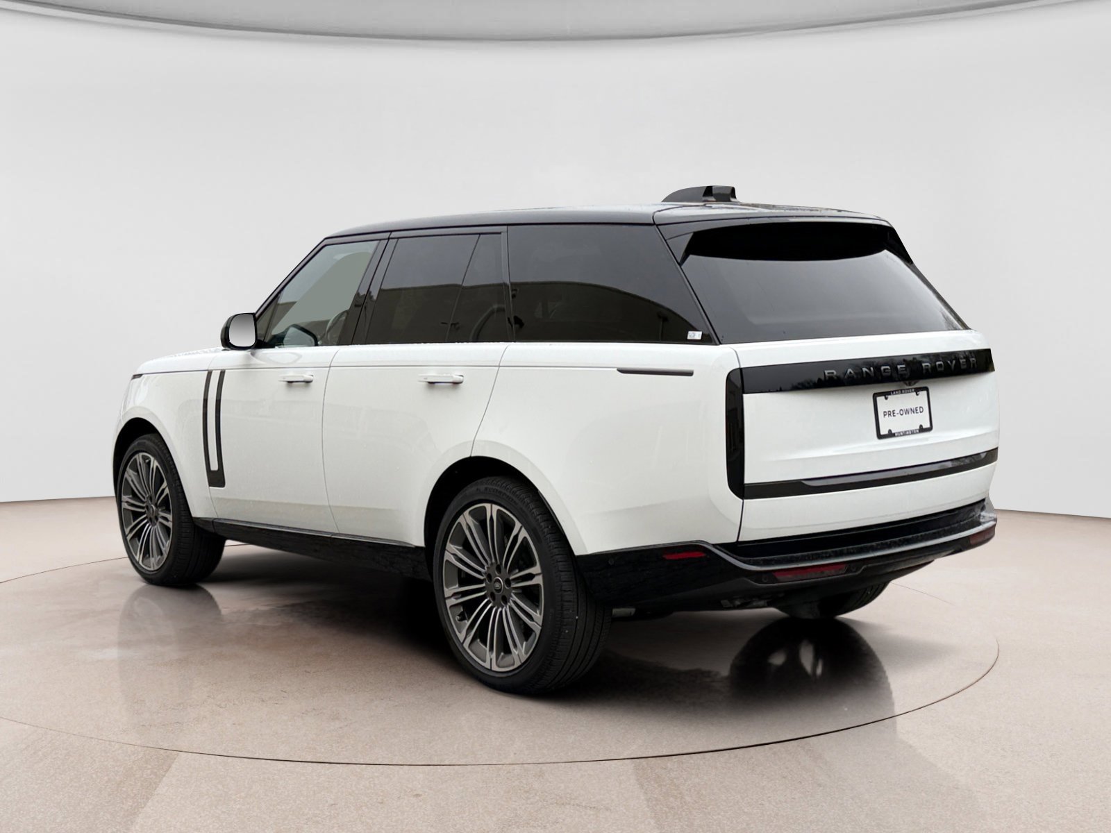 Used 2025 Land Rover Range Rover SE image 3