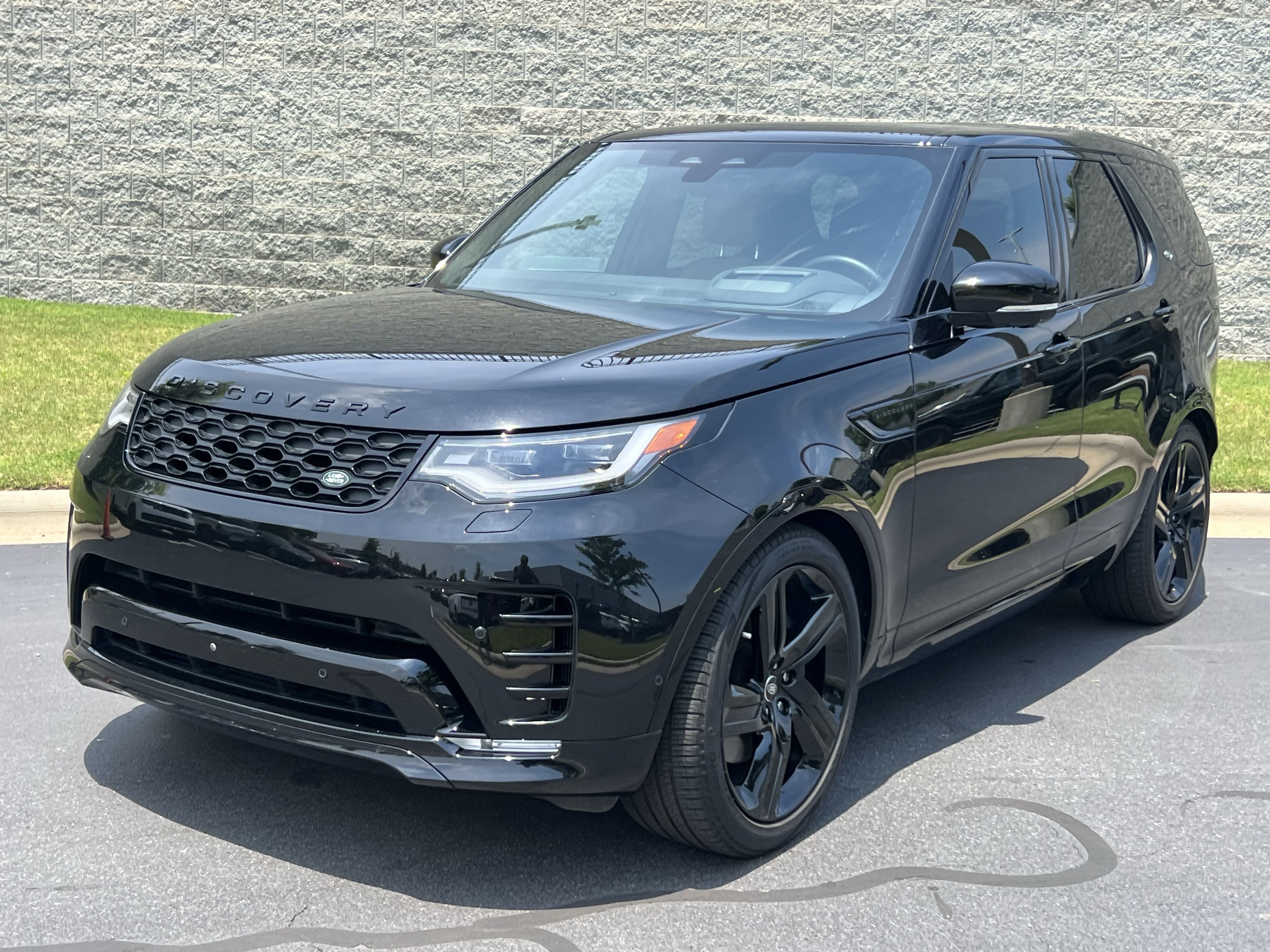 Certified 2025 Land Rover Discovery Dynamic SE AWD/4WD image 1