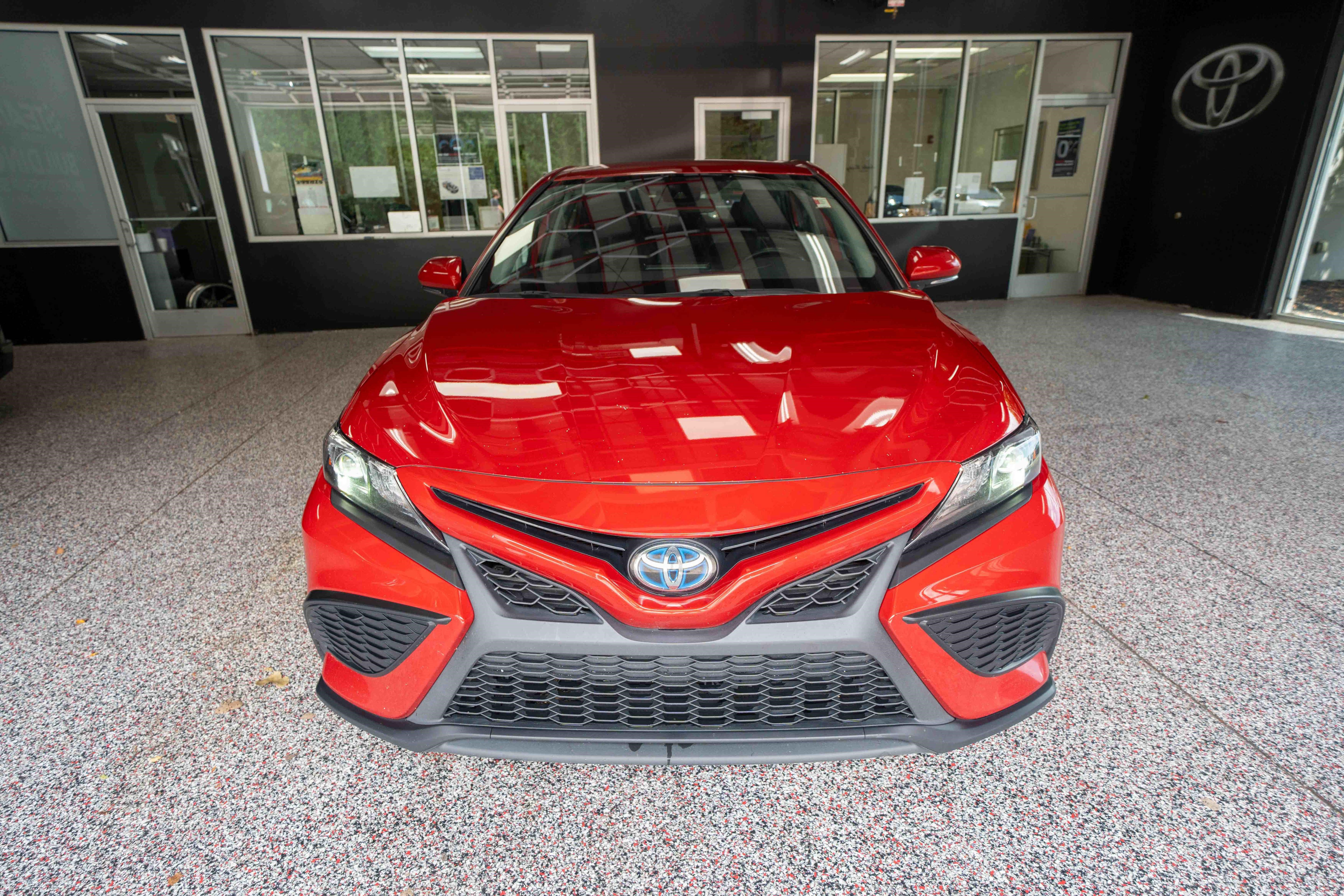 Used 2022 Toyota Camry SE w/ Cold Weather Package FWD image 6