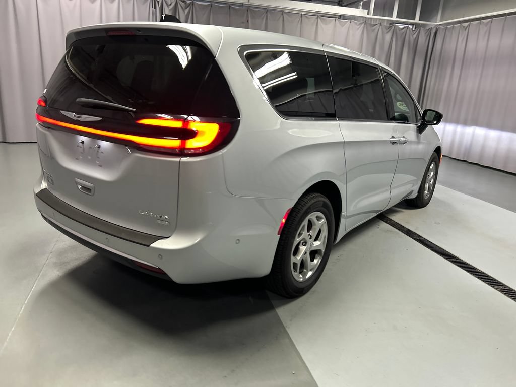 Used 2024 Chrysler Pacifica Limited AWD/4WD image 7