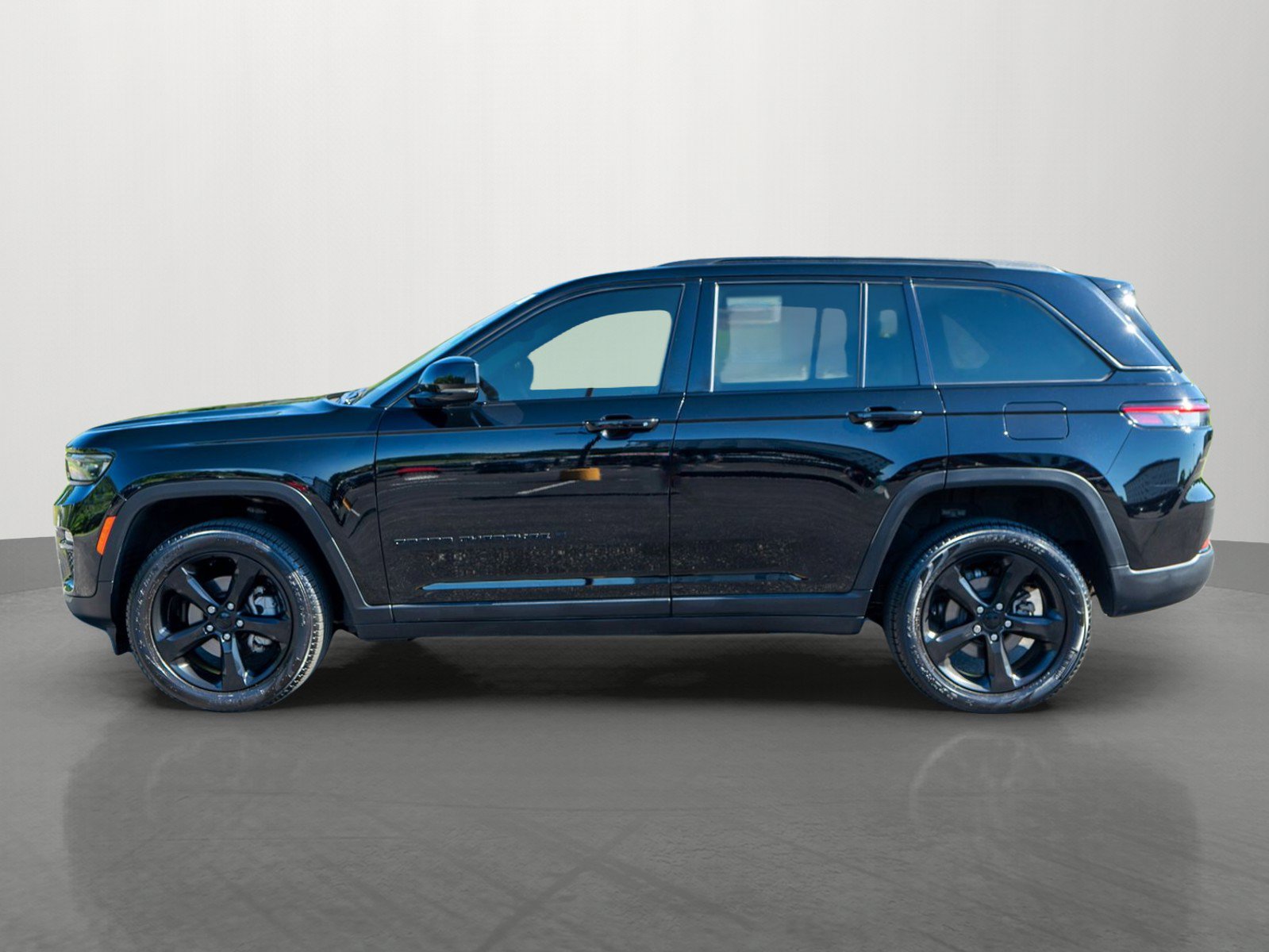 Used 2023 Jeep Grand Cherokee Limited w/ Black Appearance Package AWD/4WD image 4
