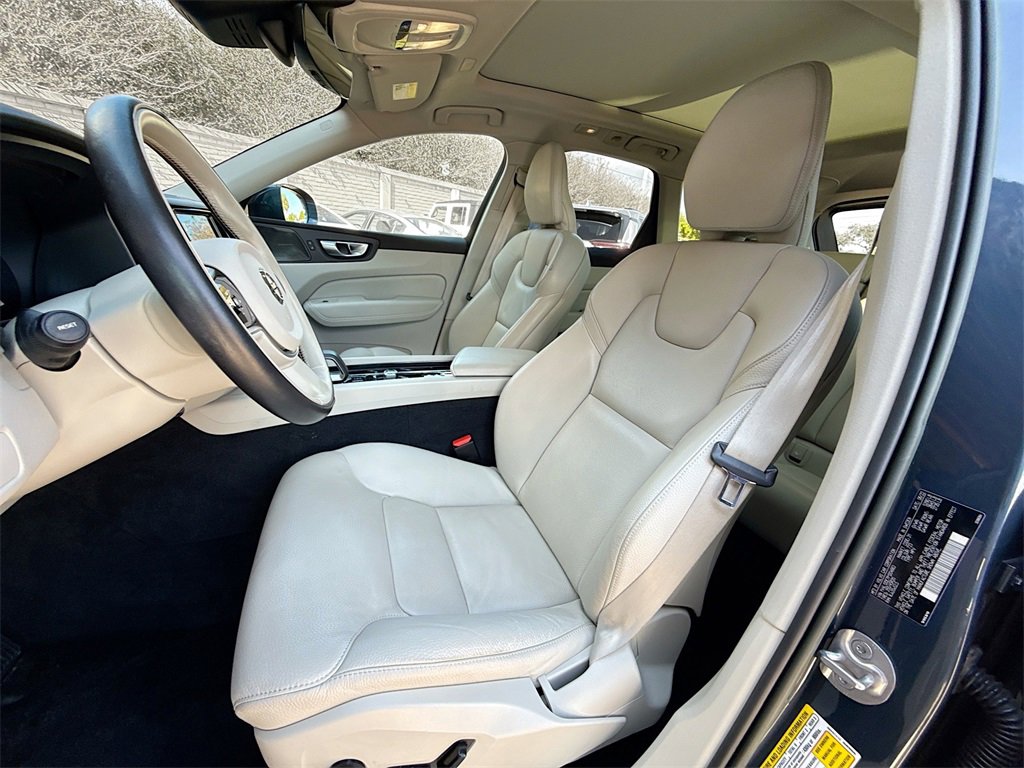 Used 2023 Volvo XC60 B5 Plus image 23