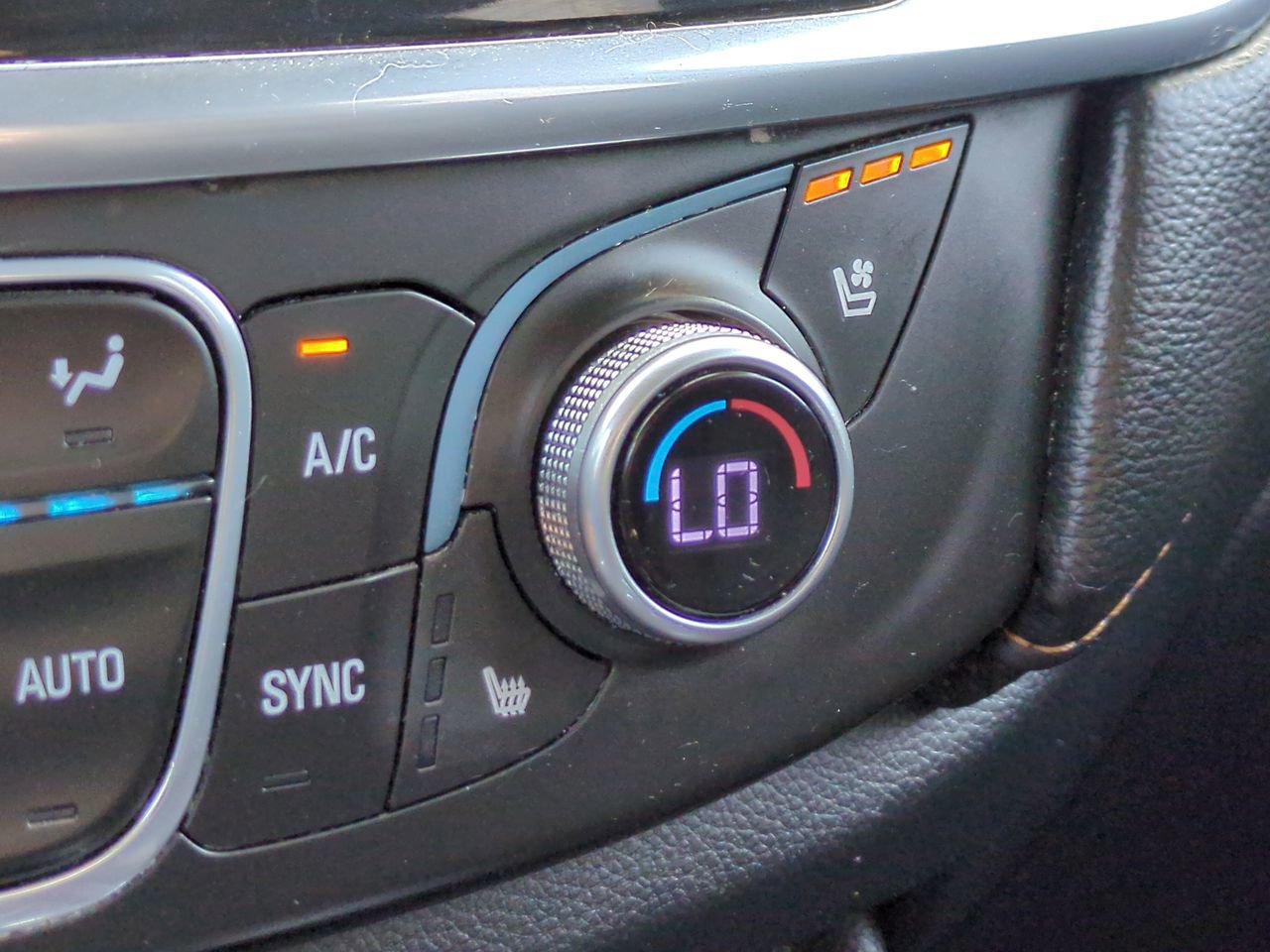 Used 2018 Chevrolet Traverse Premier FWD image 23