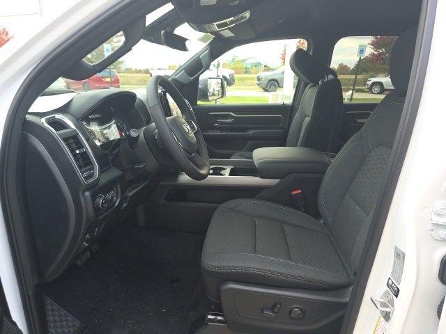 New 2026 RAM 1500 4x4 Crew Cab image 32