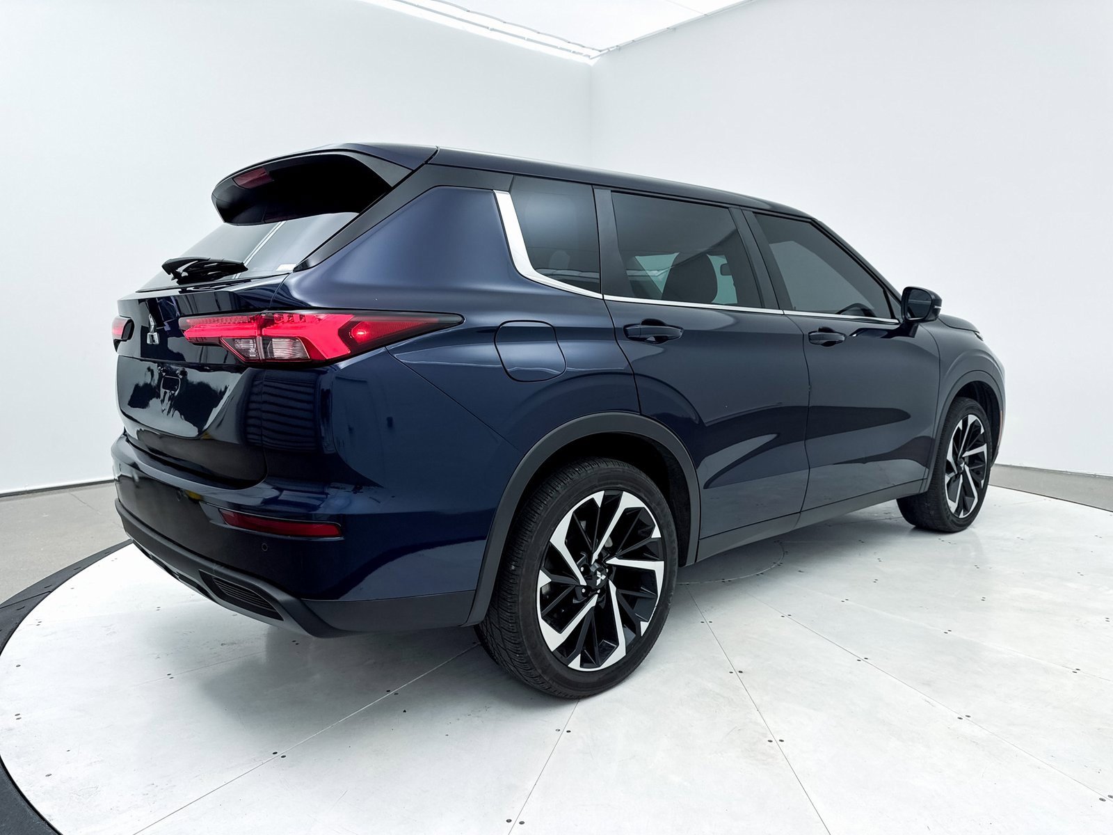 Used 2023 Mitsubishi Outlander SE image 17