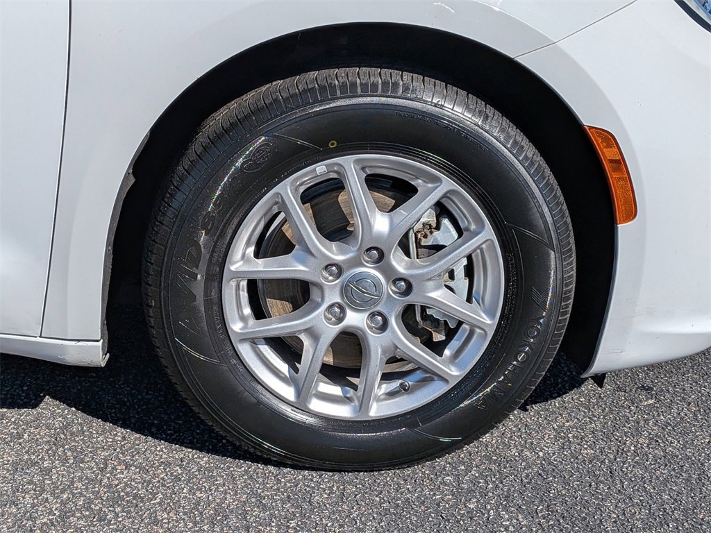 Used 2024 Chrysler Pacifica Touring-L image 11