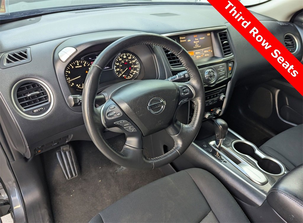Used 2020 Nissan Pathfinder SV image 2