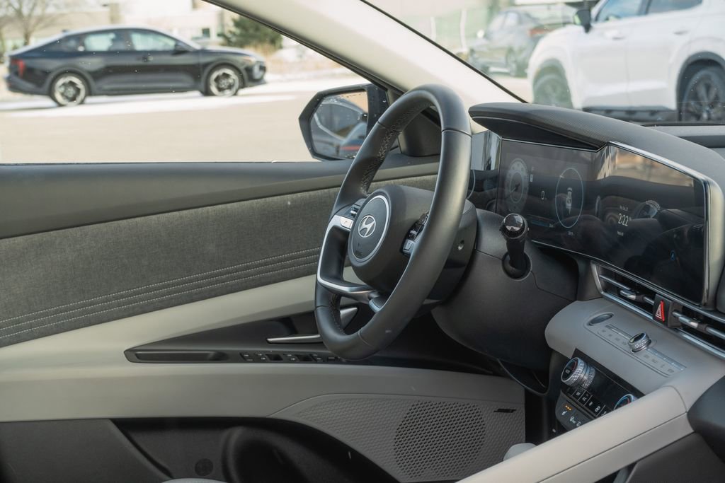 Certified 2025 Hyundai Elantra Limited image 10
