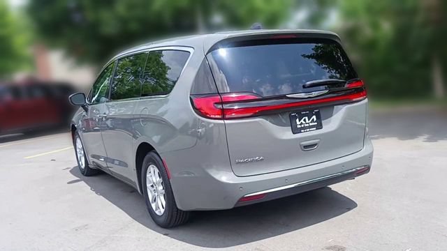 Used 2023 Chrysler Pacifica Touring-L FWD image 9