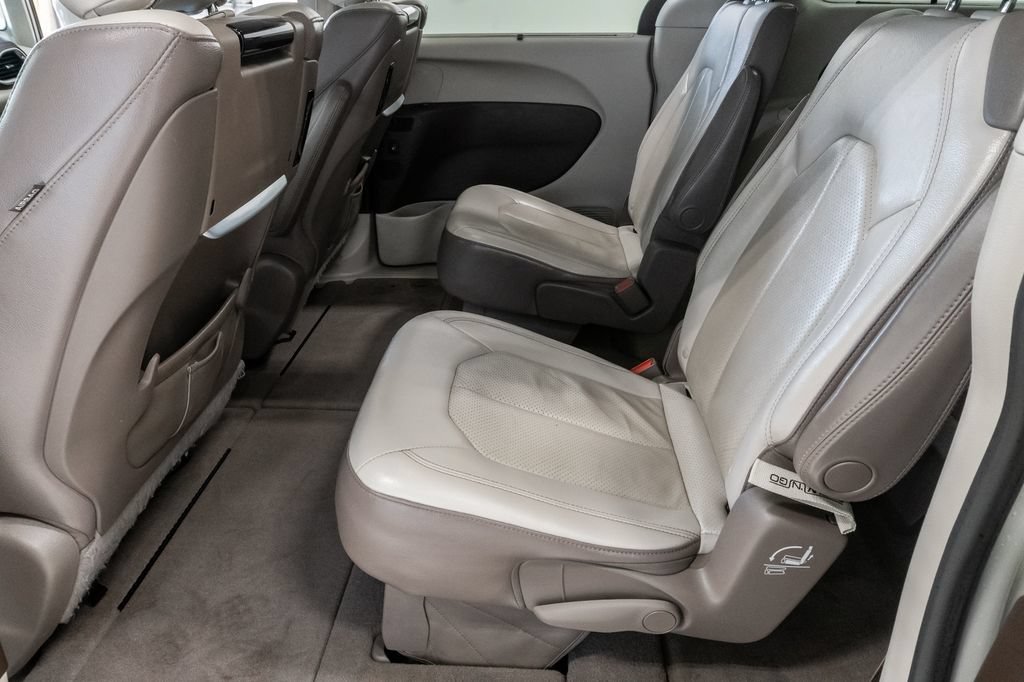 Used 2019 Chrysler Pacifica Touring-L Plus w/ Advanced Safetytec Group FWD image 27