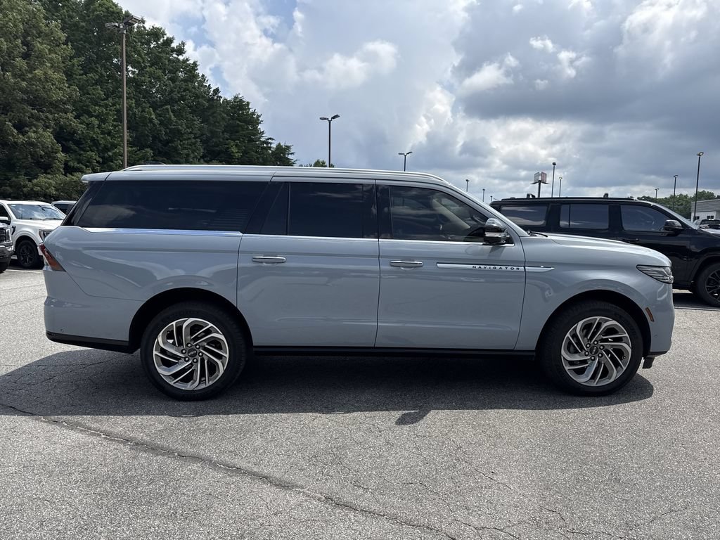 Used 2025 Lincoln Navigator L Reserve AWD/4WD image 8