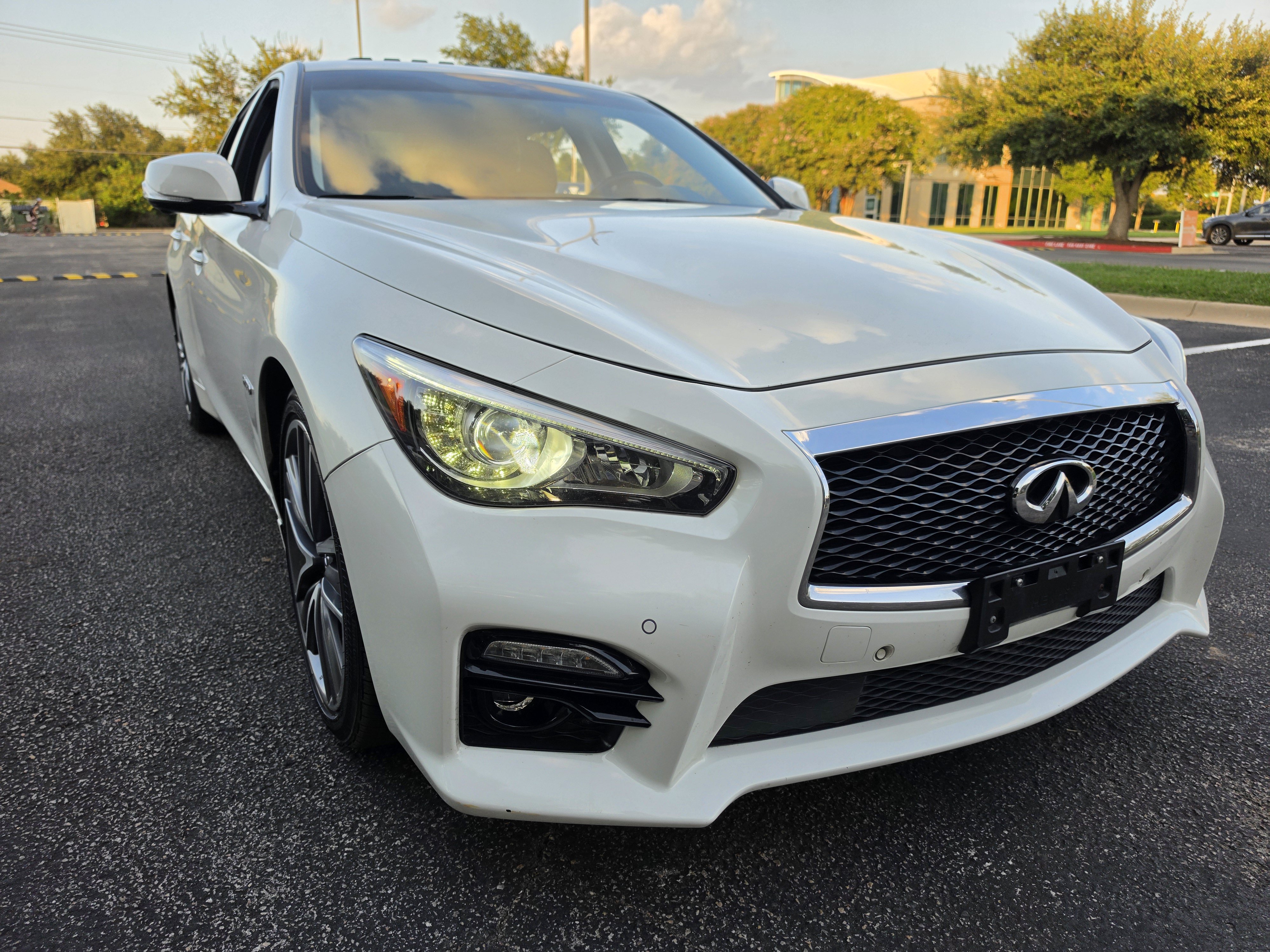 Used 2014 INFINITI Q50 Hybrid w/ Deluxe Technology Package RWD image 1