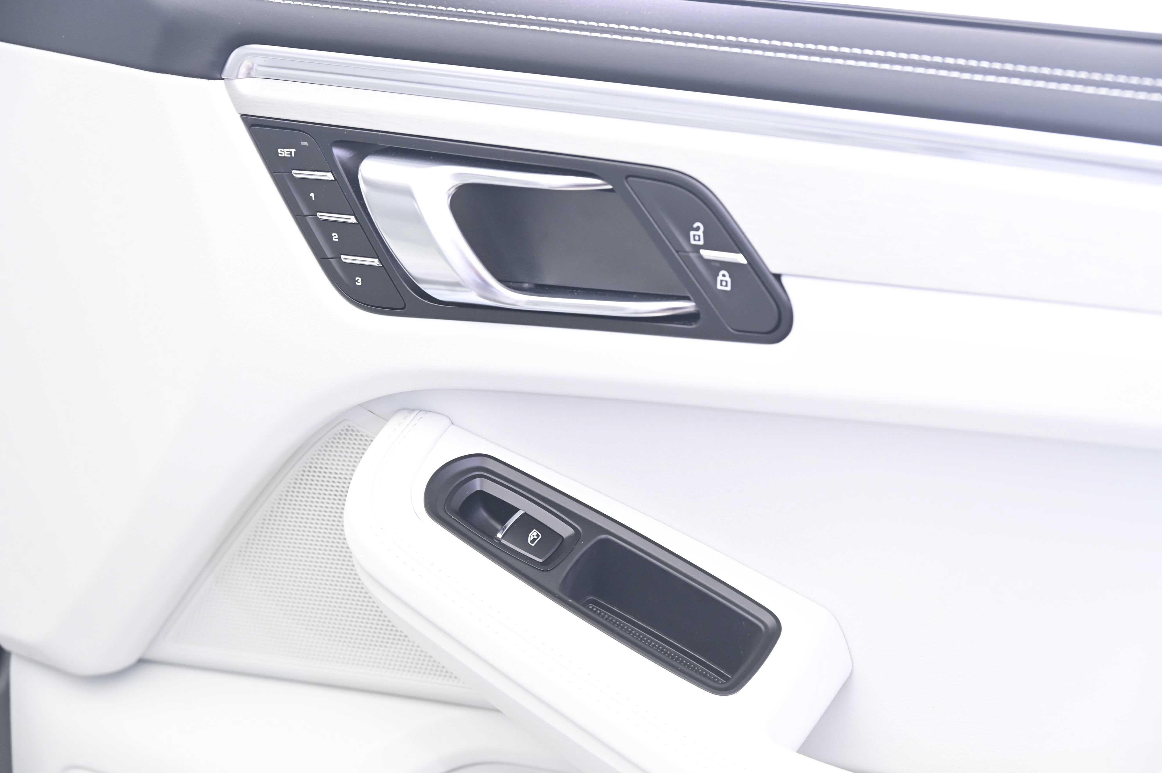 Certified 2023 Porsche Macan AWD/4WD image 21