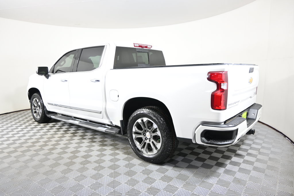 Used 2024 Chevrolet Silverado 1500 High Country w/ Technology Package AWD/4WD image 4