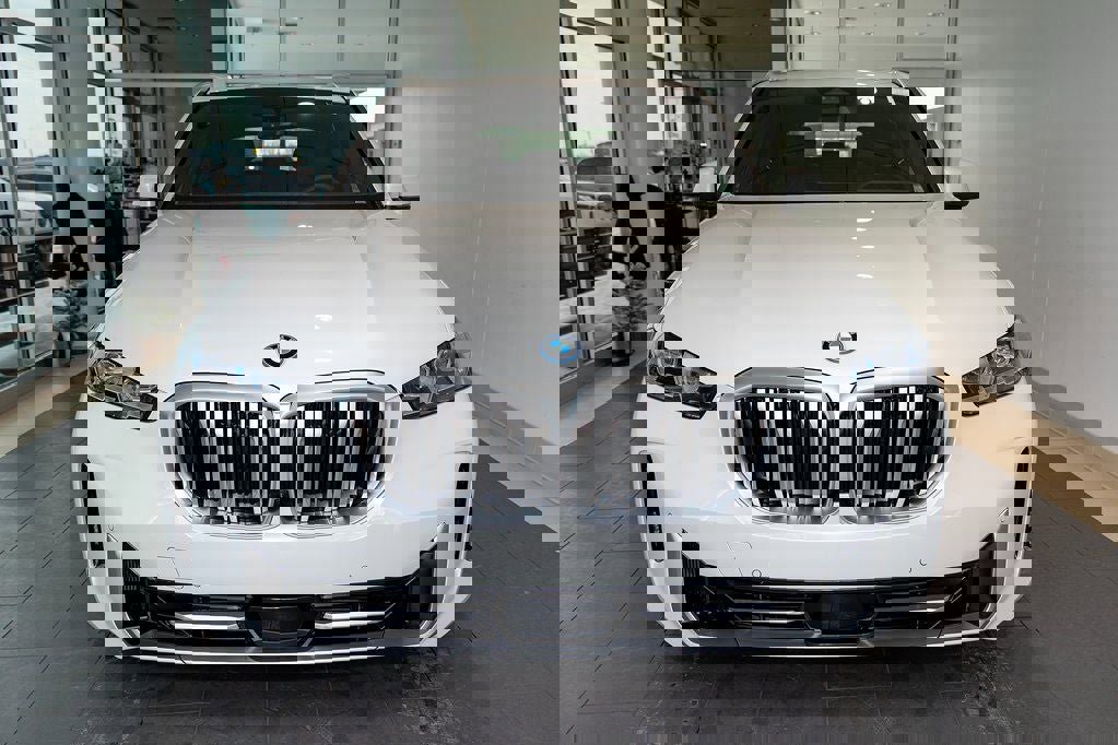 New 2026 BMW X5 xDrive50e w/ Premium Package image 2