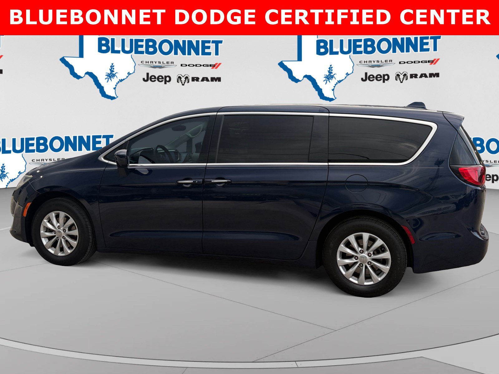 Used 2019 Chrysler Pacifica Touring Plus w/ Advanced Safetytec Group FWD image 8