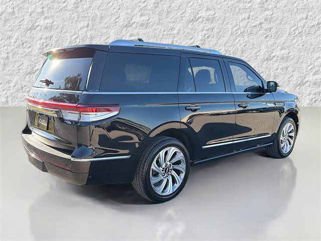 Used 2024 Lincoln Navigator Reserve image 3