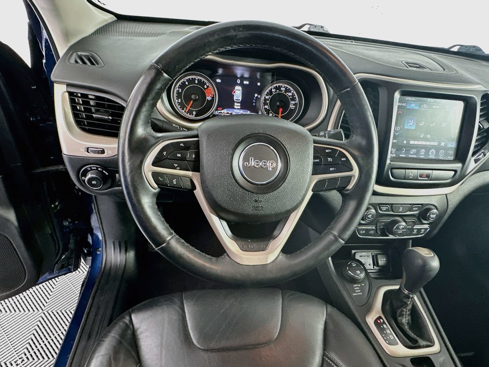 Used 2018 Jeep Cherokee Limited AWD/4WD image 11