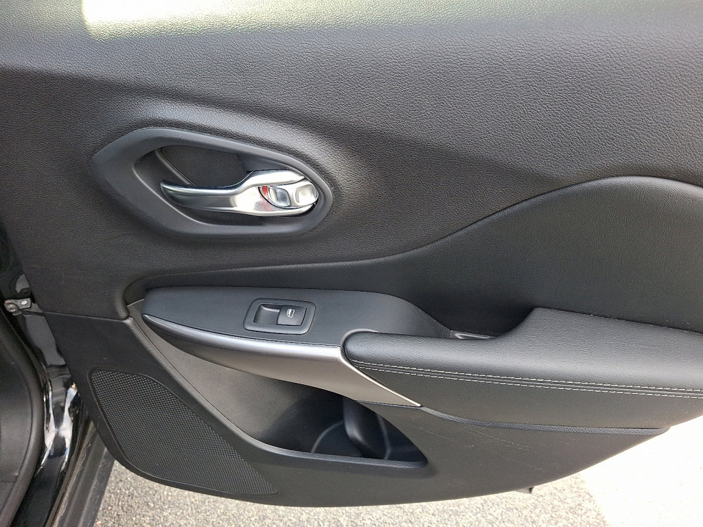 Used 2020 Jeep Cherokee Limited image 14