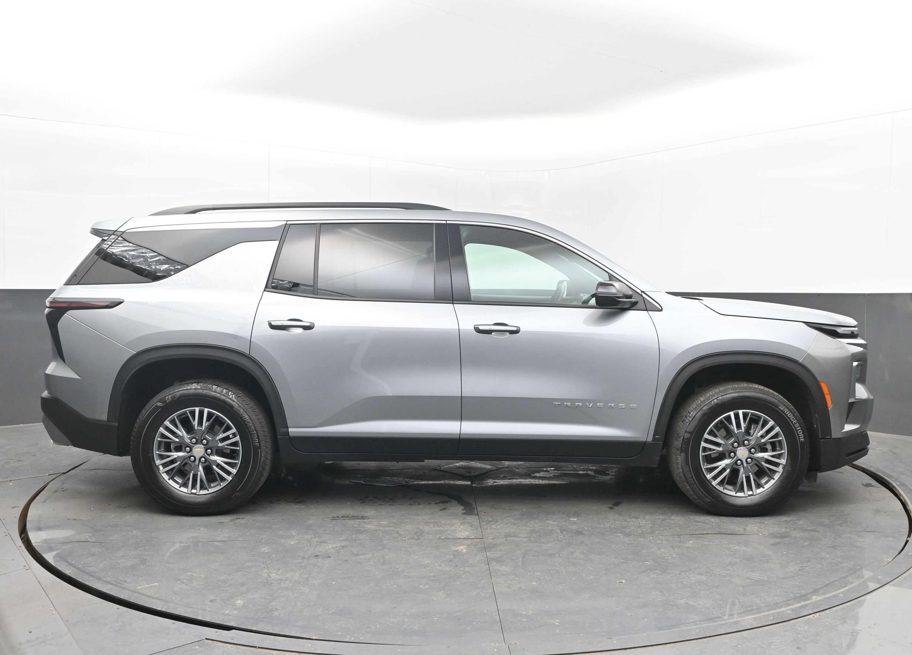 Used 2025 Chevrolet Traverse LT image 10