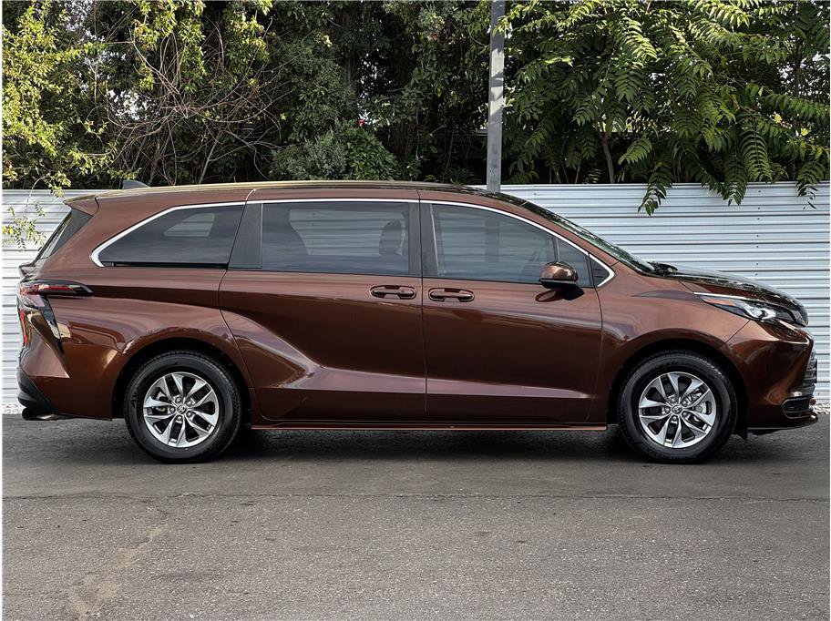 Used 2024 Toyota Sienna LE AWD/4WD image 13