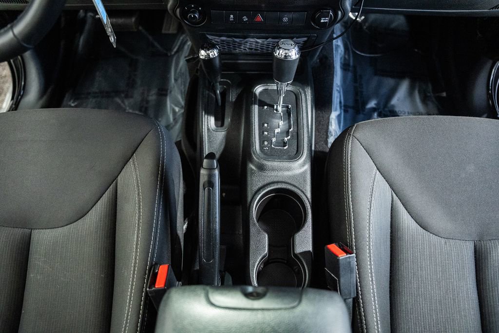 Used 2018 Jeep Wrangler Unlimited Rubicon w/ Connectivity Group image 35