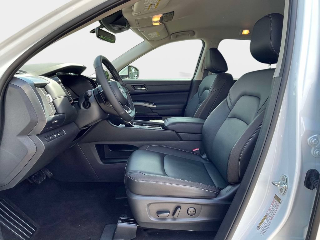 Used 2025 Nissan Pathfinder SL FWD image 17