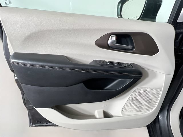Used 2019 Chrysler Pacifica Touring-L Plus w/ Advanced Safetytec Group FWD image 34