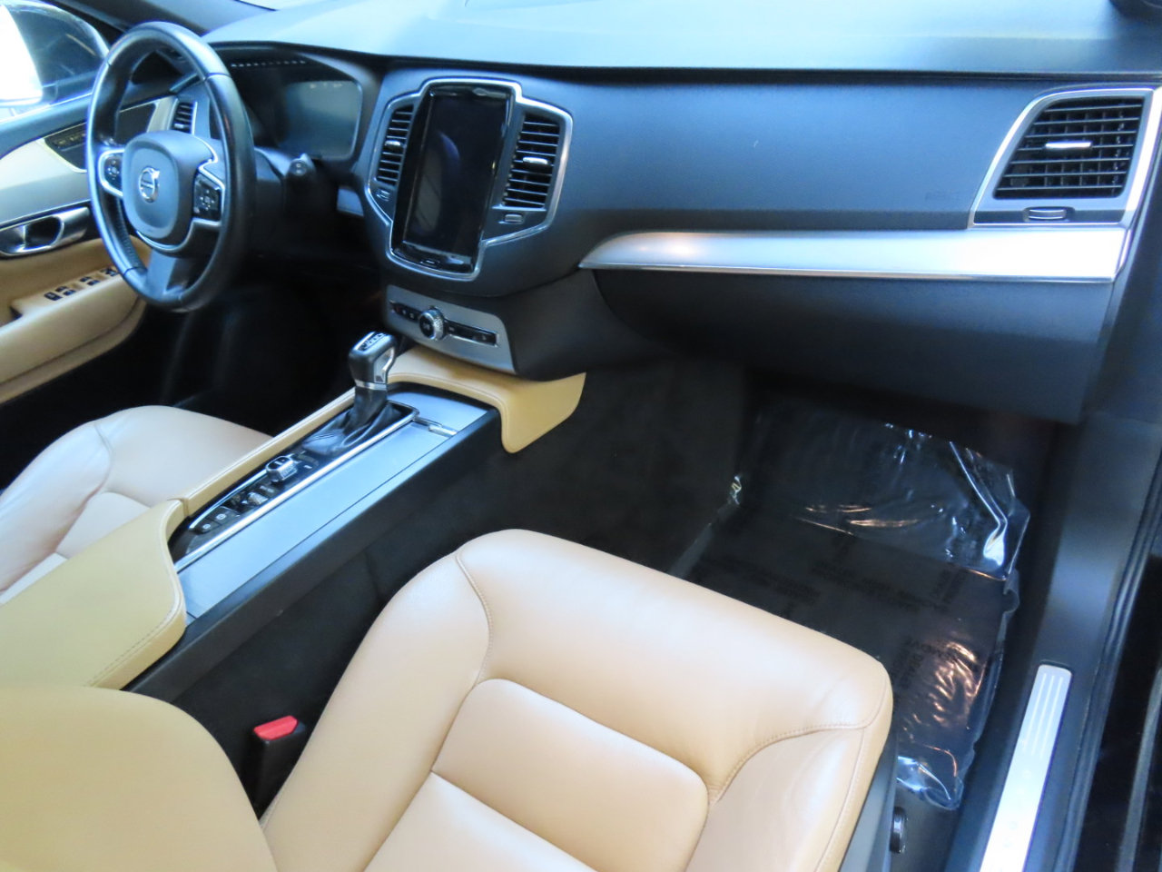 Used 2017 Volvo XC90 T6 Momentum w/ Vision Package image 21
