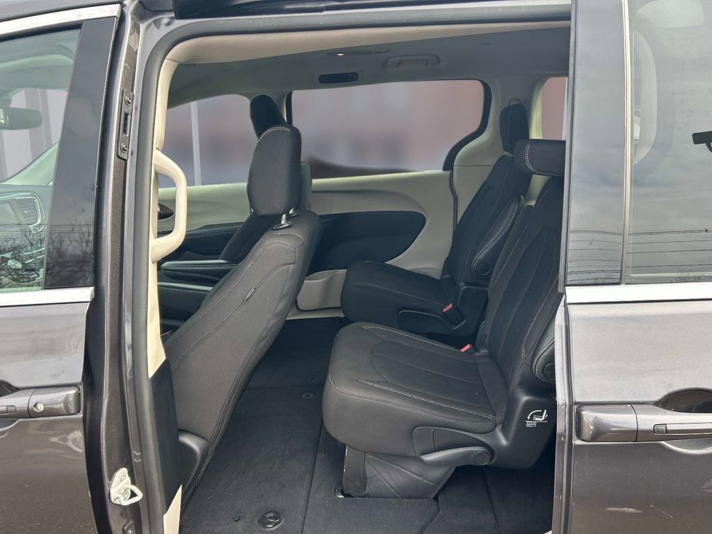 Used 2023 Chrysler Voyager LX image 13