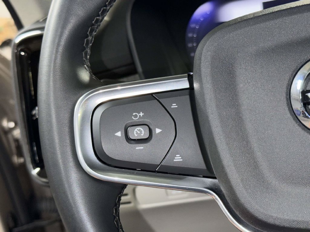 Used 2024 Volvo XC40 B5 Plus AWD/4WD image 32
