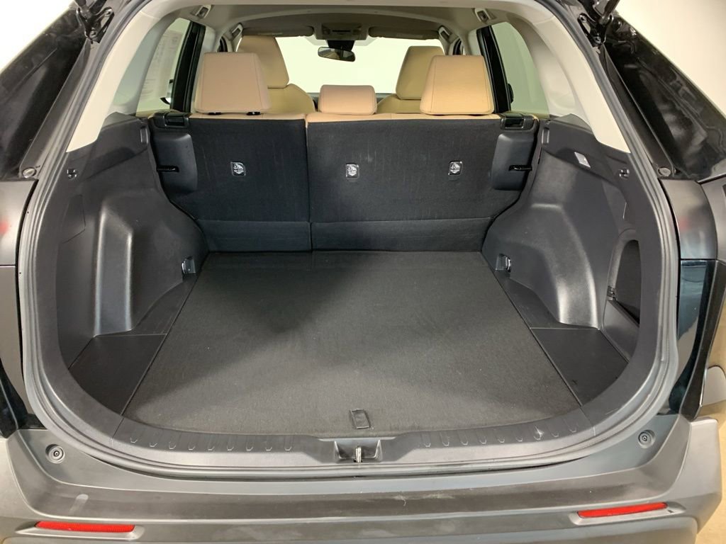 Used 2021 Toyota RAV4 LE image 13