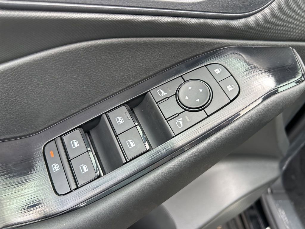 Used 2025 Nissan Rogue S AWD/4WD image 13