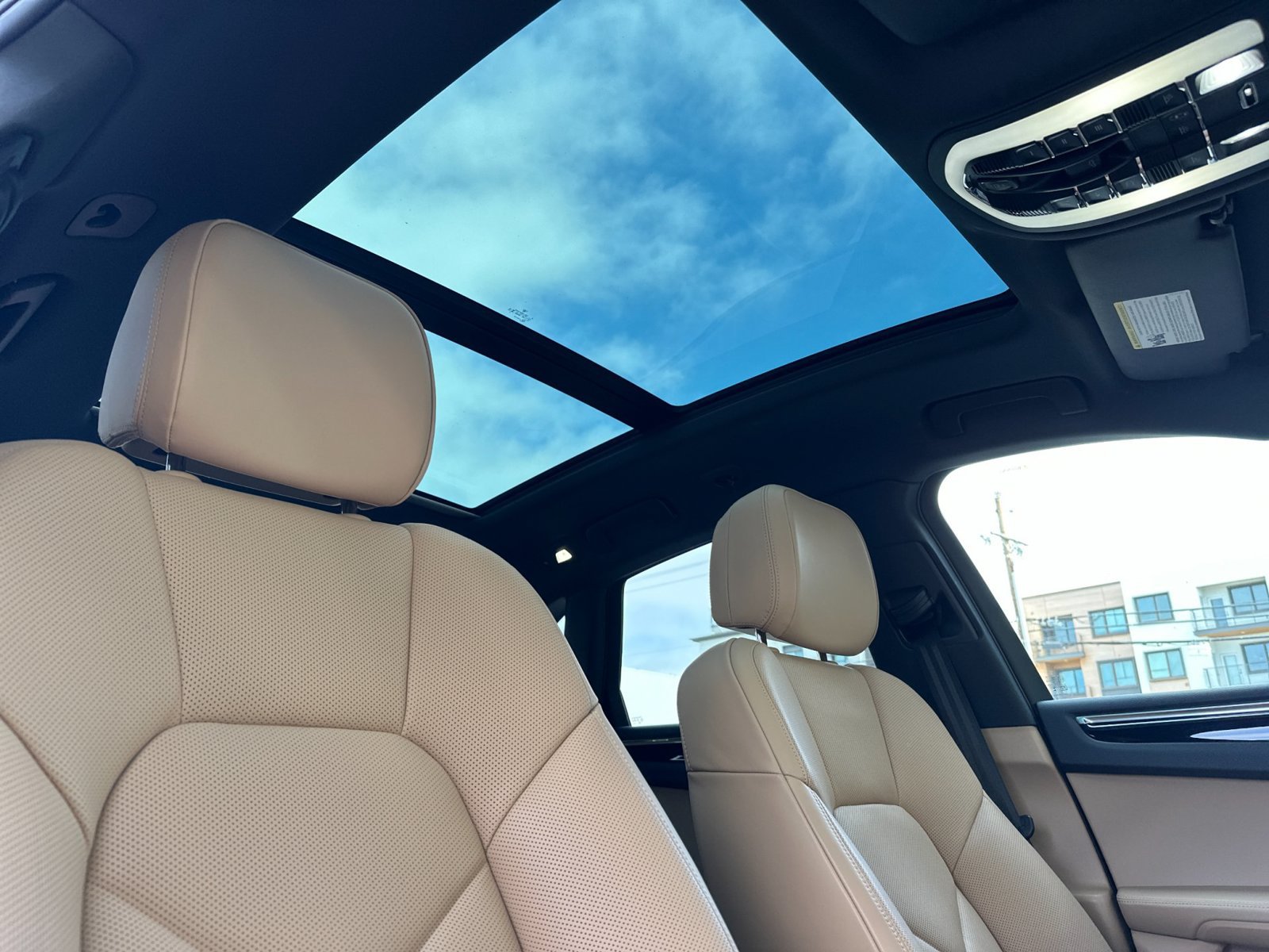Certified 2026 Porsche Macan AWD/4WD image 19