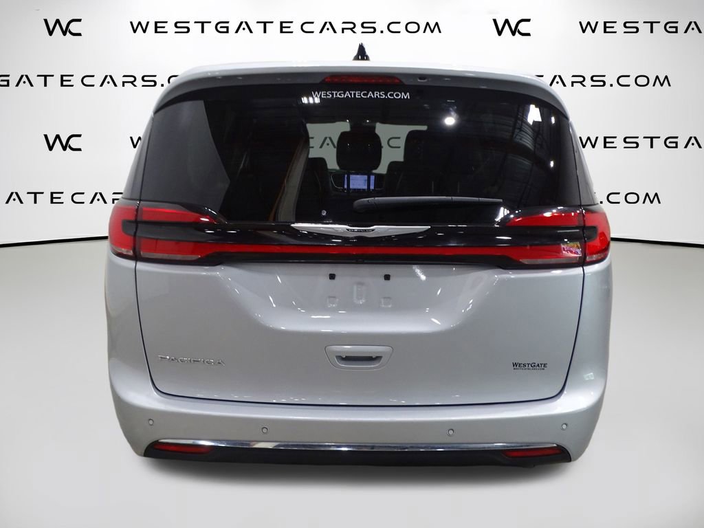 Used 2023 Chrysler Pacifica Touring-L image 7